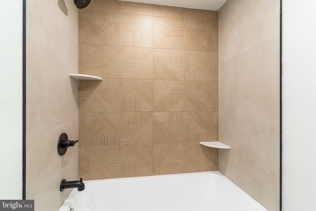 bathroom with tiled shower / bath