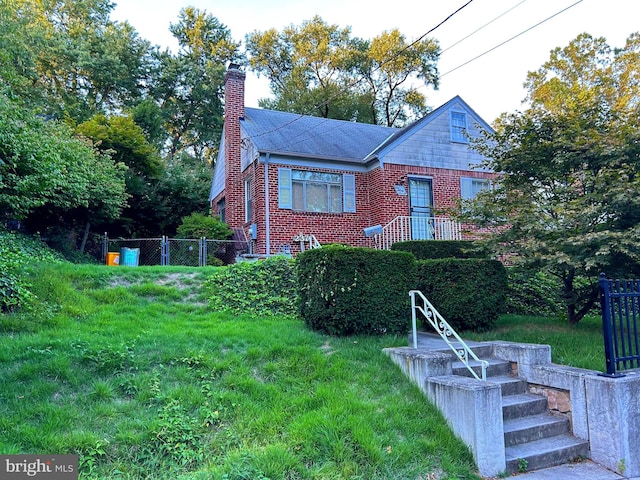 view of front of property featuring a front yard