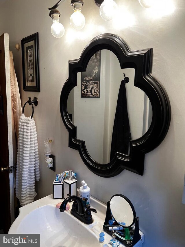 bathroom featuring sink