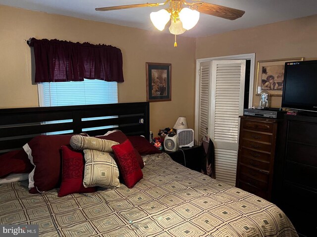 tiled dining room with ceiling fan