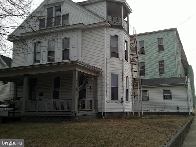 view of front of home with a front lawn and a porch