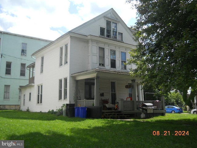 view of front facade featuring covered porch and a front yard