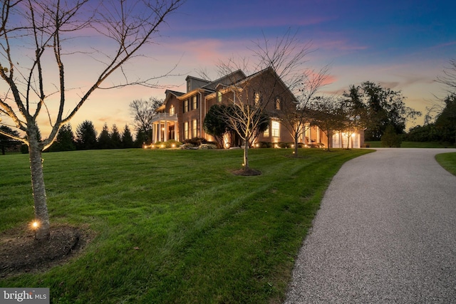 view of front facade featuring a front yard and driveway