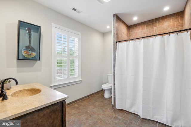 bathroom with a shower with curtain, toilet, and vanity