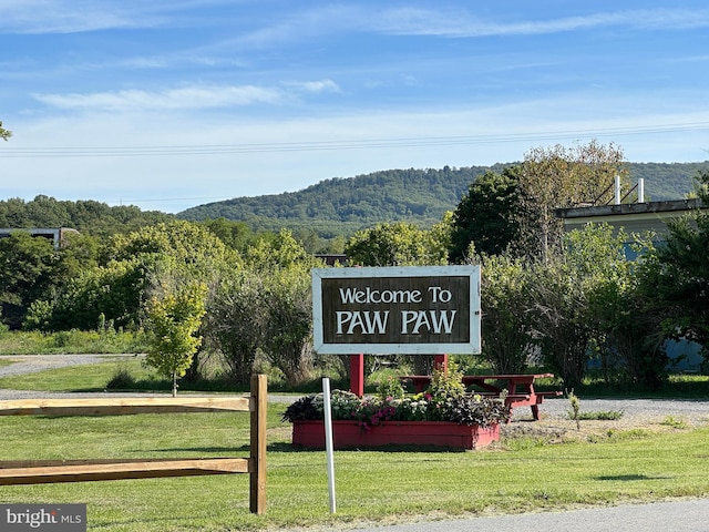 community sign with a yard and a mountain view