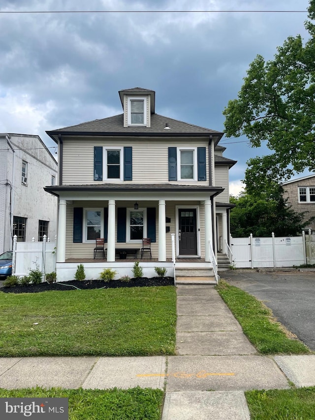 view of front facade featuring a porch and a front lawn