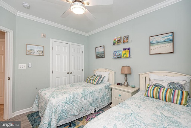 bedroom featuring a closet, ceiling fan, light hardwood / wood-style floors, and crown molding