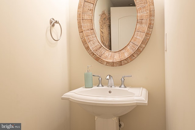 bathroom featuring a sink