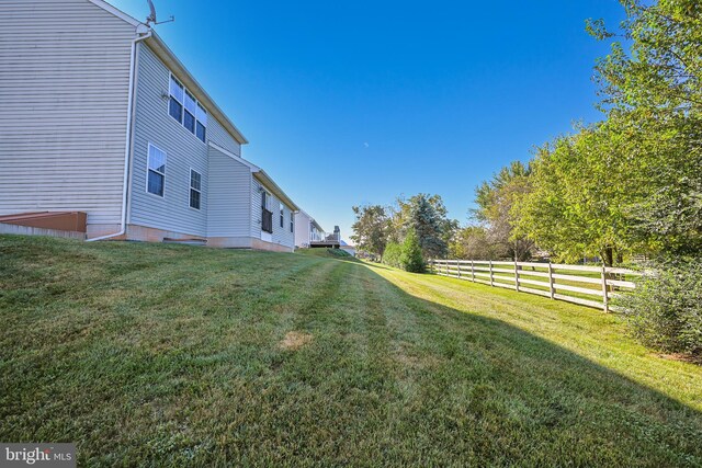 view of front of home featuring a front yard