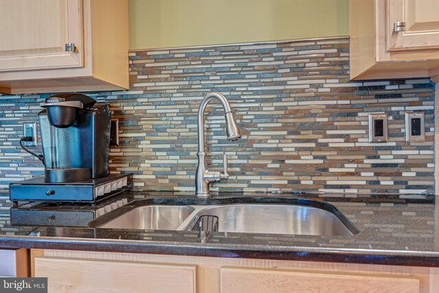 kitchen featuring a center island, a kitchen bar, decorative backsplash, light brown cabinetry, and appliances with stainless steel finishes