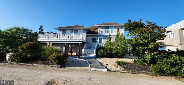 view of front of property featuring a balcony