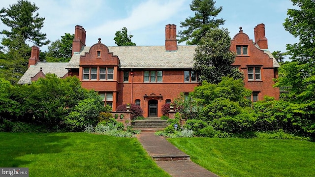 view of front facade with a front yard