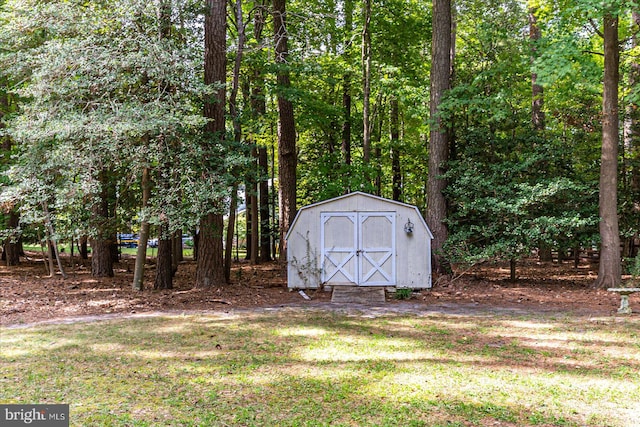 view of yard featuring a storage shed