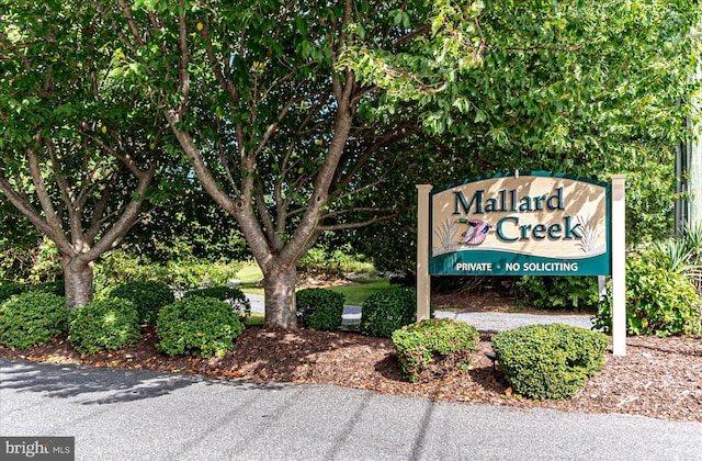 view of community / neighborhood sign