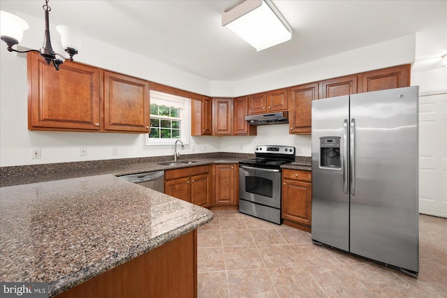 kitchen with stainless steel appliances, sink, decorative light fixtures, and an inviting chandelier