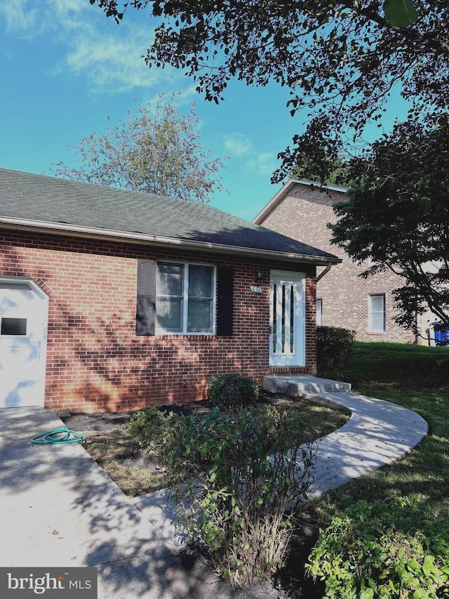 view of front of home featuring a front yard