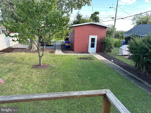 view of yard with an outbuilding