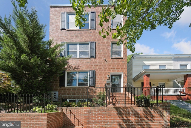 view of front of house featuring covered porch