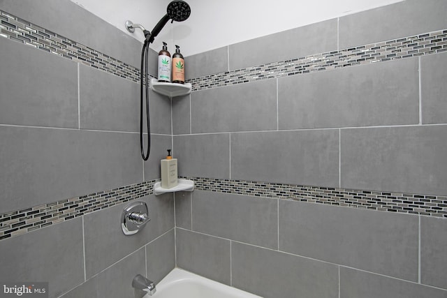 bathroom featuring tiled shower / bath combo