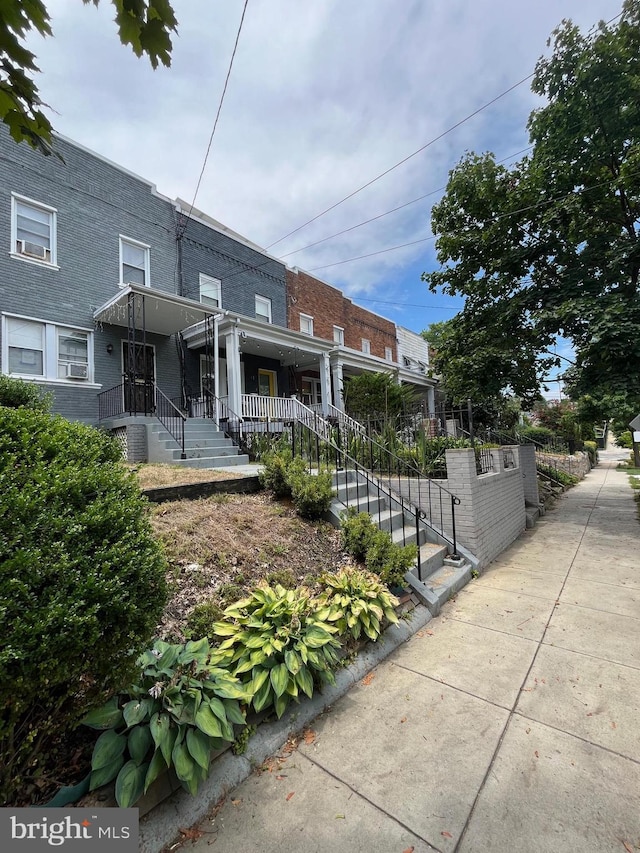 view of front facade with a fenced front yard
