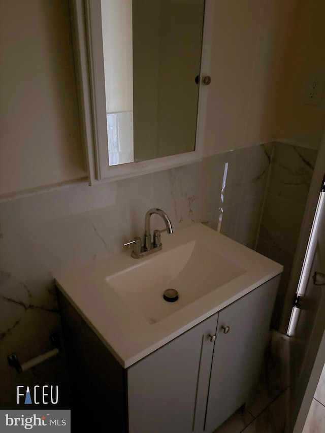 bathroom with tasteful backsplash and vanity