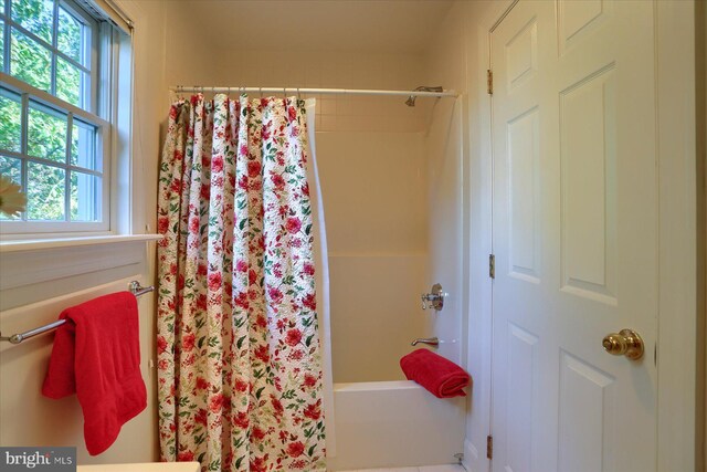 bathroom featuring shower / tub combo