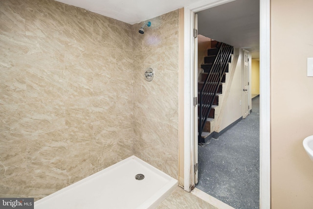 bathroom featuring a tile shower