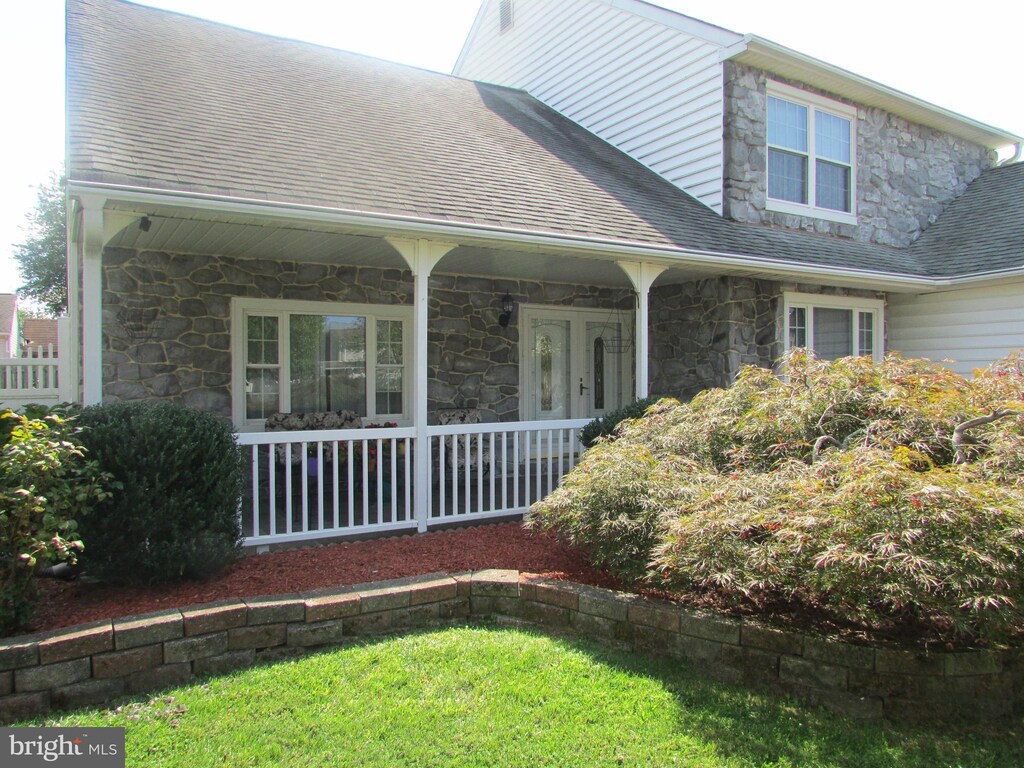 view of front of home with a front lawn