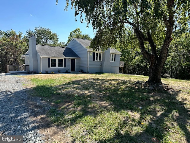 view of front facade featuring a front yard