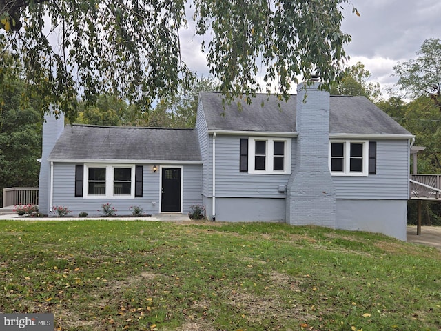 view of front facade with a front yard