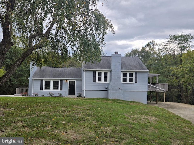 view of front of property featuring a front yard