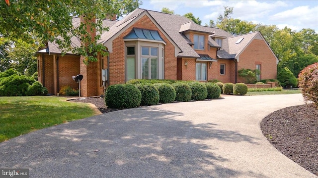 view of front of property featuring a front lawn