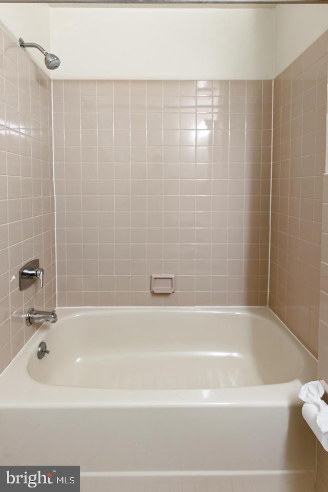 bathroom with tiled shower / bath combo