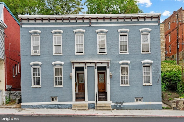 view of italianate-style house