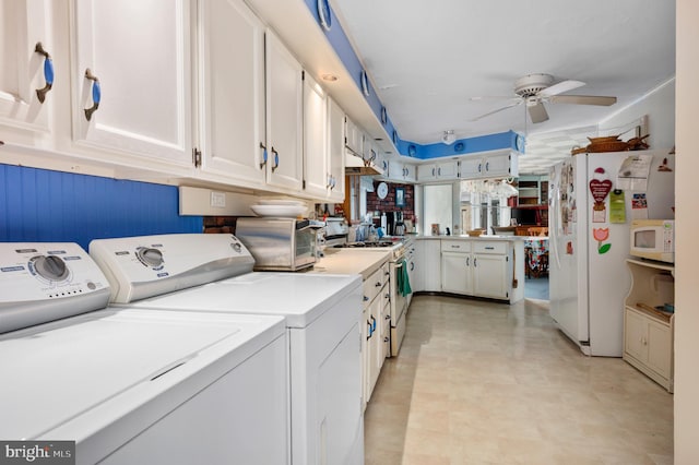 clothes washing area featuring washing machine and dryer and ceiling fan