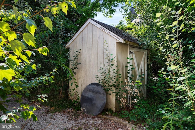 view of outbuilding