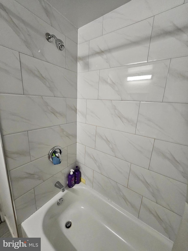 bathroom with tiled shower / bath combo