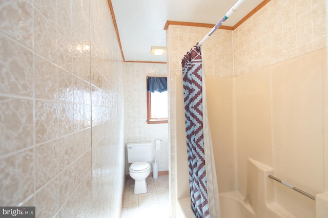 full bathroom featuring crown molding, toilet, a shower with curtain, tile patterned floors, and tile walls