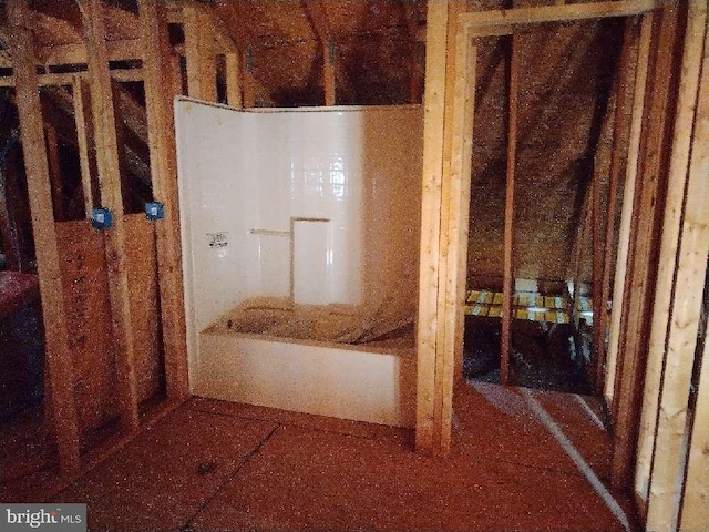 bathroom featuring a bathtub