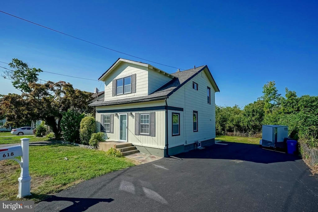 view of front of house featuring a front lawn