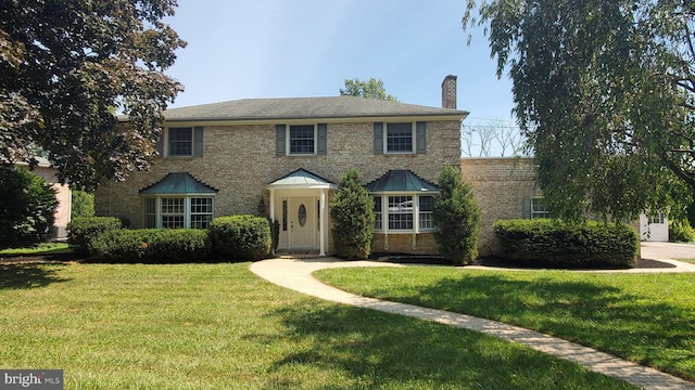 view of front of home featuring a front yard