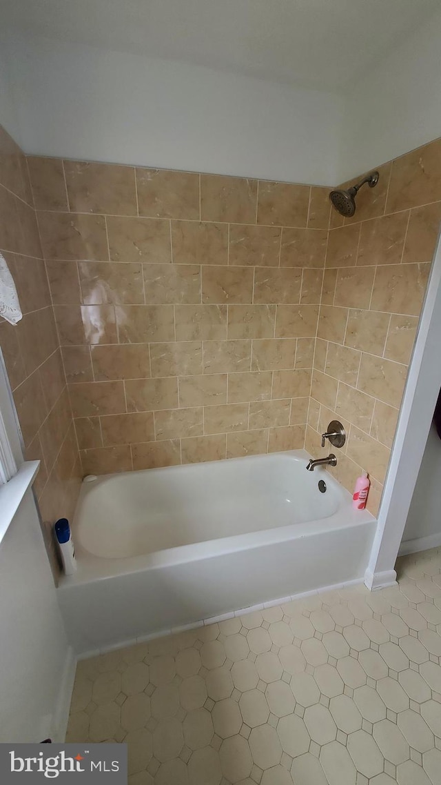 bathroom featuring tiled shower / bath