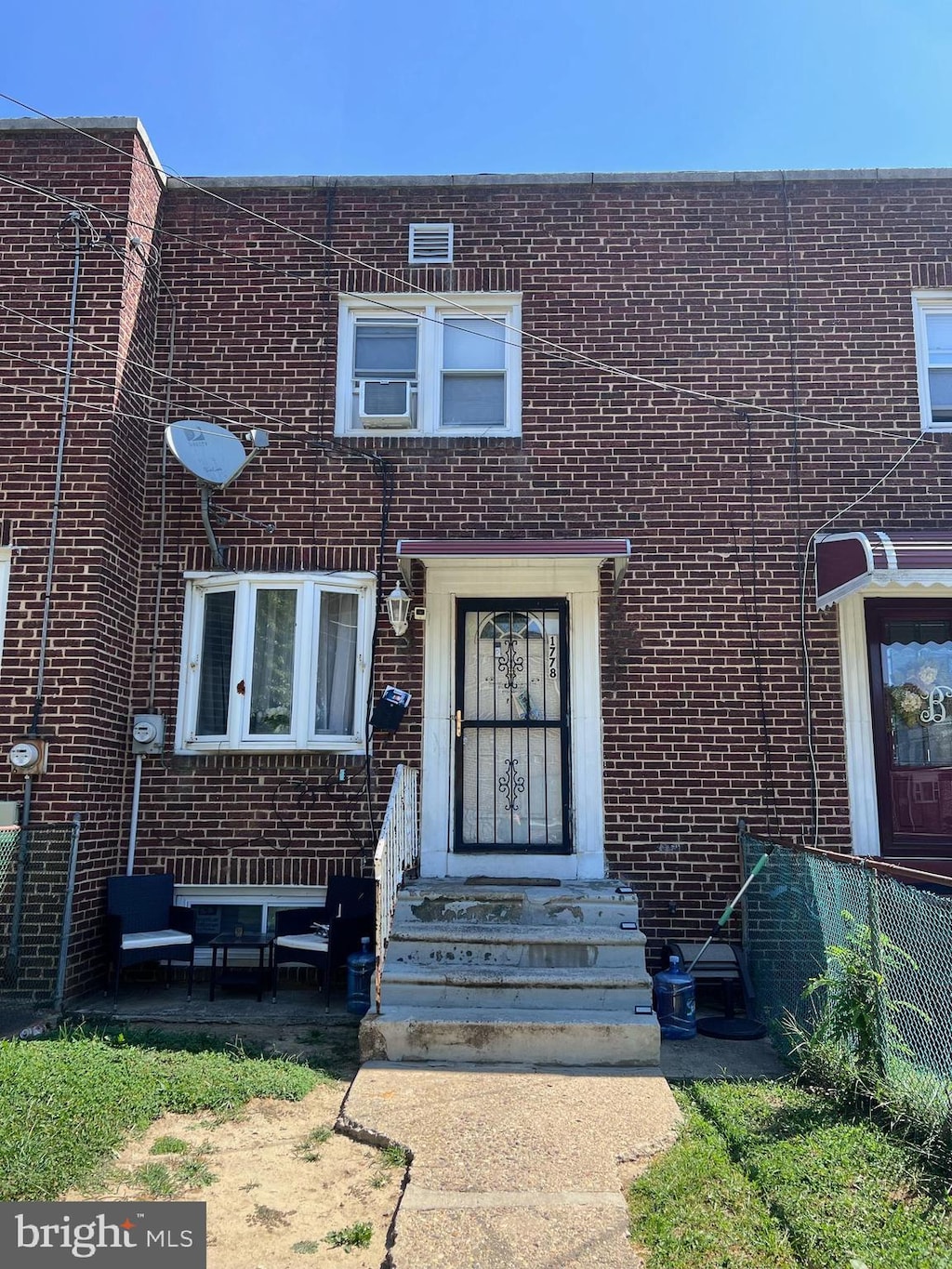 view of front facade featuring brick siding