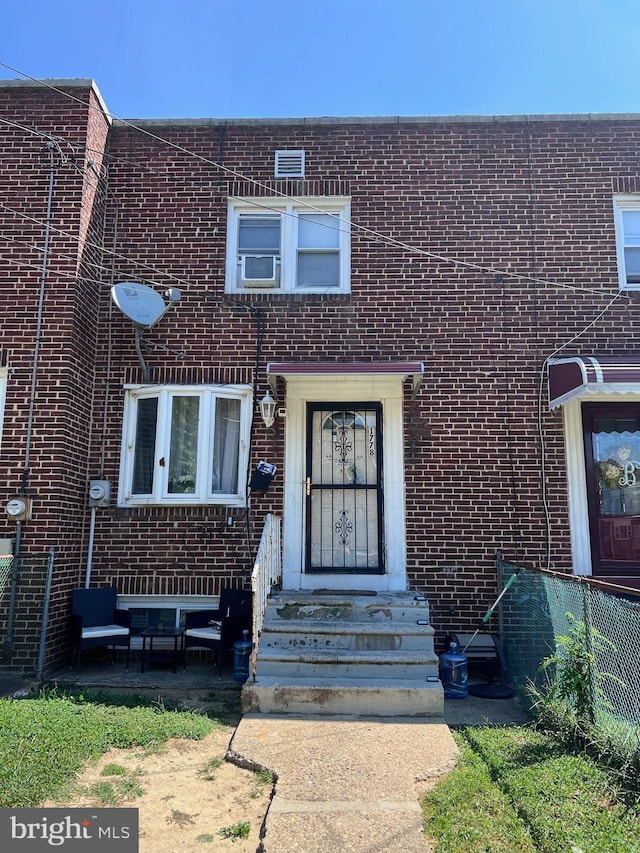 view of front facade featuring brick siding