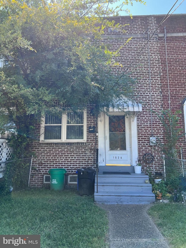 view of front of property featuring a front lawn