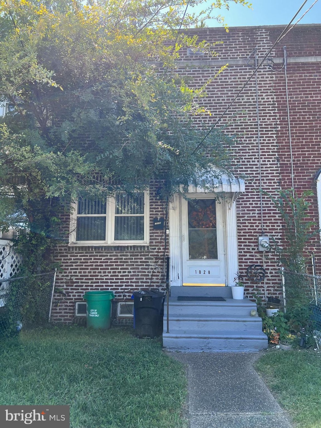 view of front facade featuring a front yard and brick siding