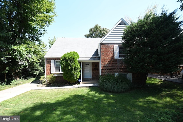 view of front of property featuring a front lawn