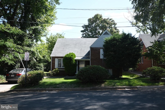 view of front facade featuring a front lawn