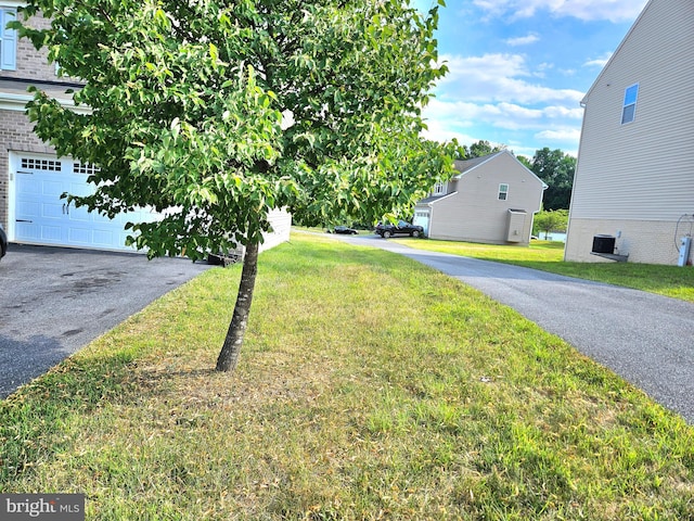 view of front facade featuring a garage and a front lawn