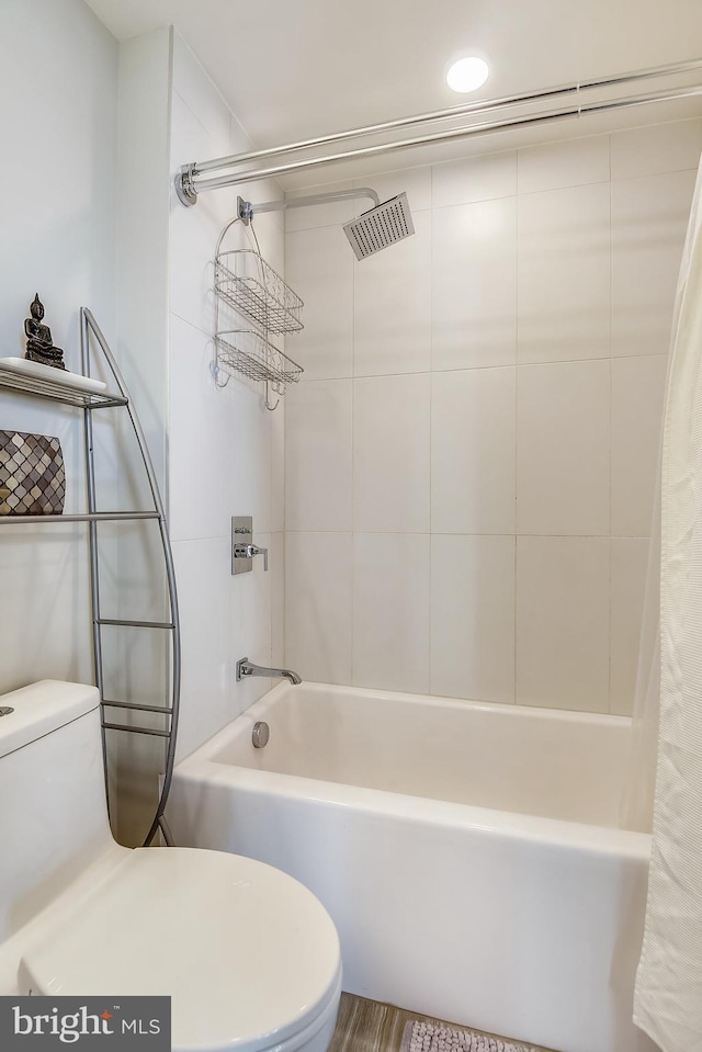 bathroom featuring toilet and shower / tub combo